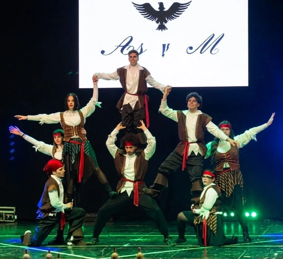 Gli allievi di Anima Danzante in costume da corsaro compongono una piramide umana sul palco durante uno spettacolo