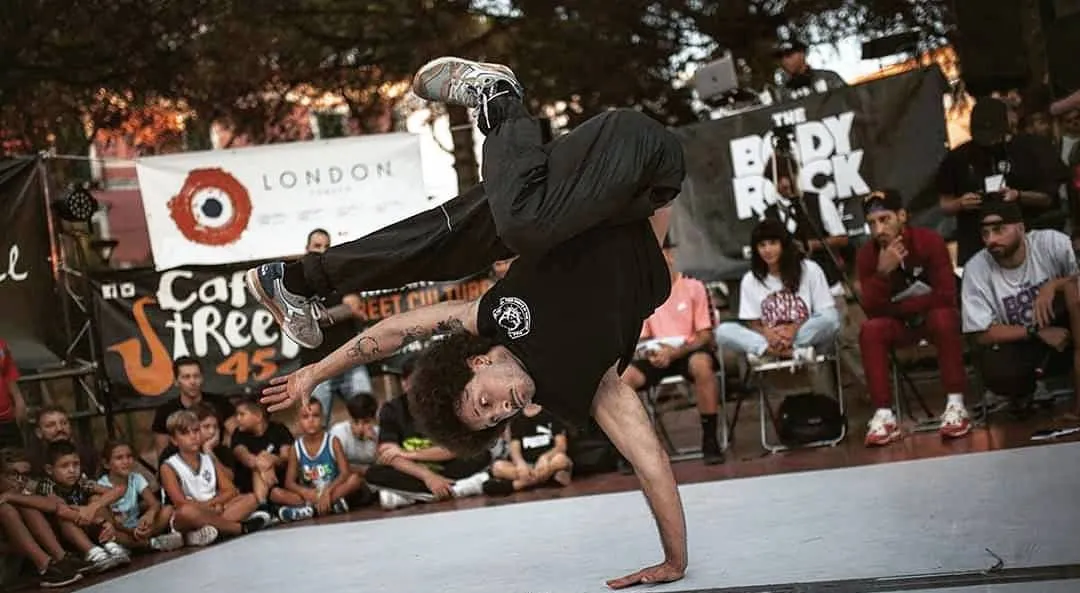 Tony Esposito in un freeze sulla mano durante una gara di break dance all'aperto
